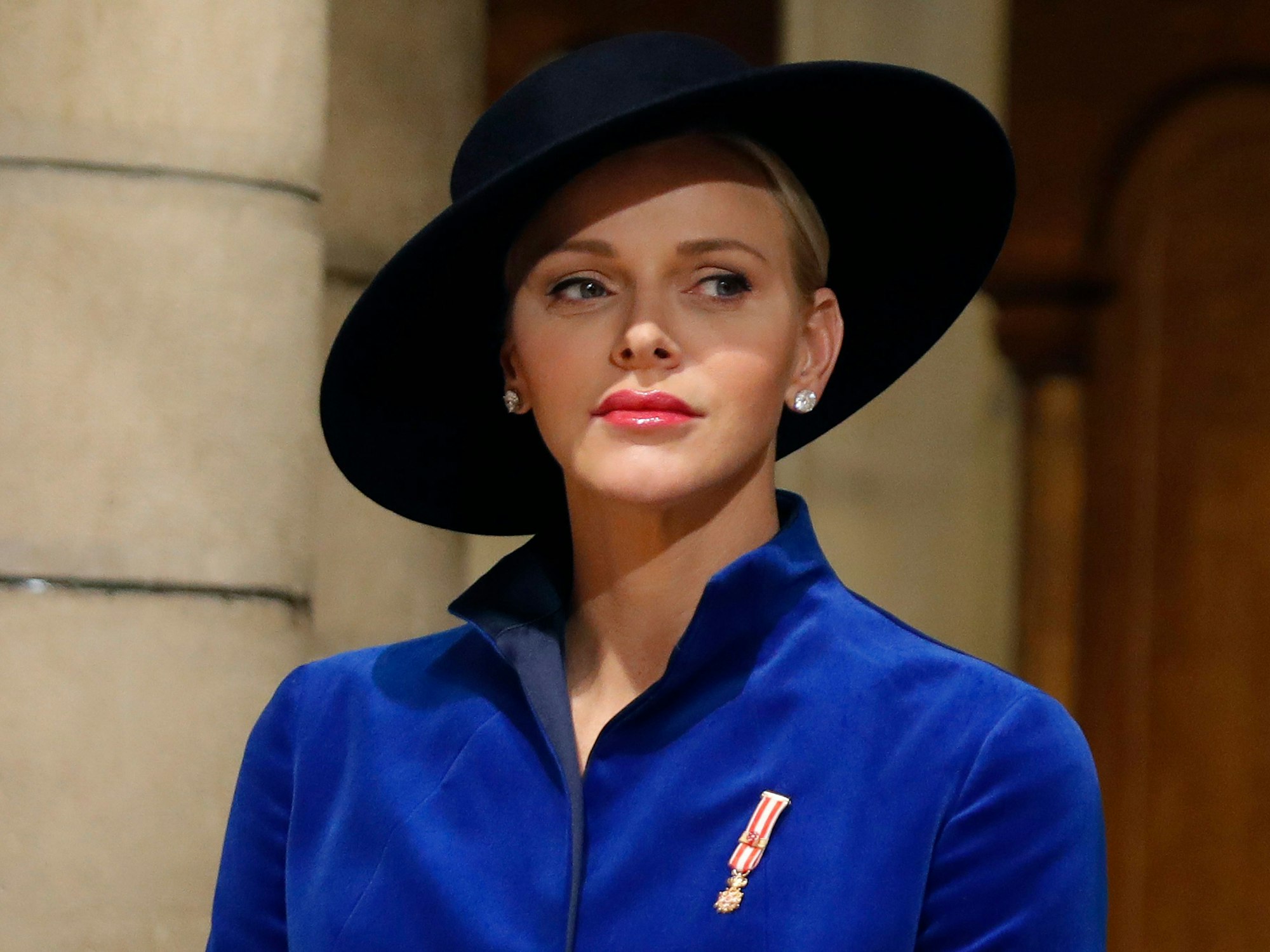 ARCHIV - 19.11.2017, Monaco: Fürstin Charlene nimm in Monaco an einer Messe anlässlich des monegassischen Nationalfeiertags teil. (zu dpa: «Kofferpacken am Kap: Fürstin Charlène nach Monaco zurückgekehrt») Foto: Eric Gaillard/REUTERS POOL/AP/dpa +++ dpa-Bildfunk +++