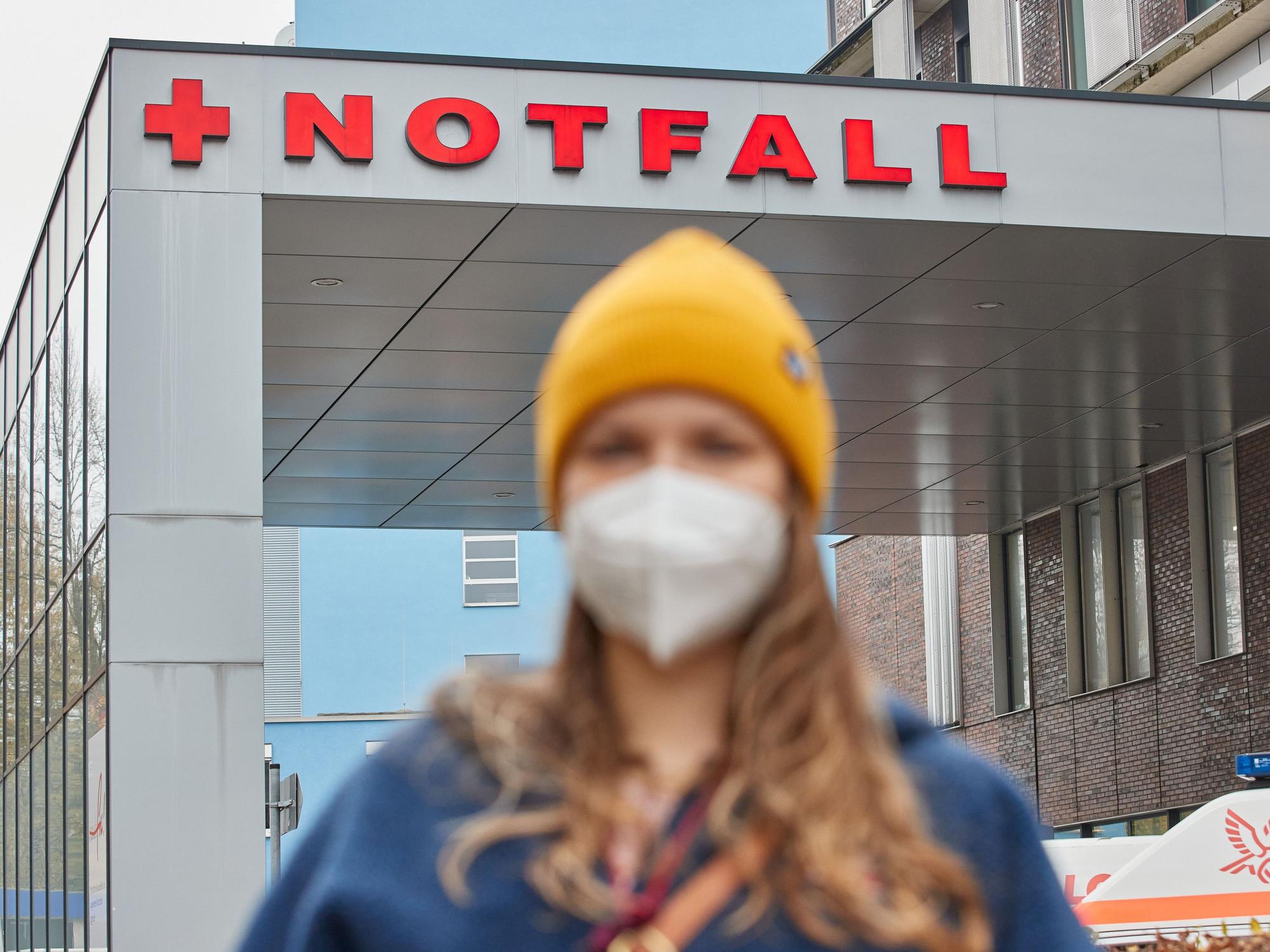 Monika Wagner (Name von der Redaktion geändert), ein Opfer sexueller Belästigung am Arbeitsplatz, steht vor der Notaufnahme eines Krankenhauses.
