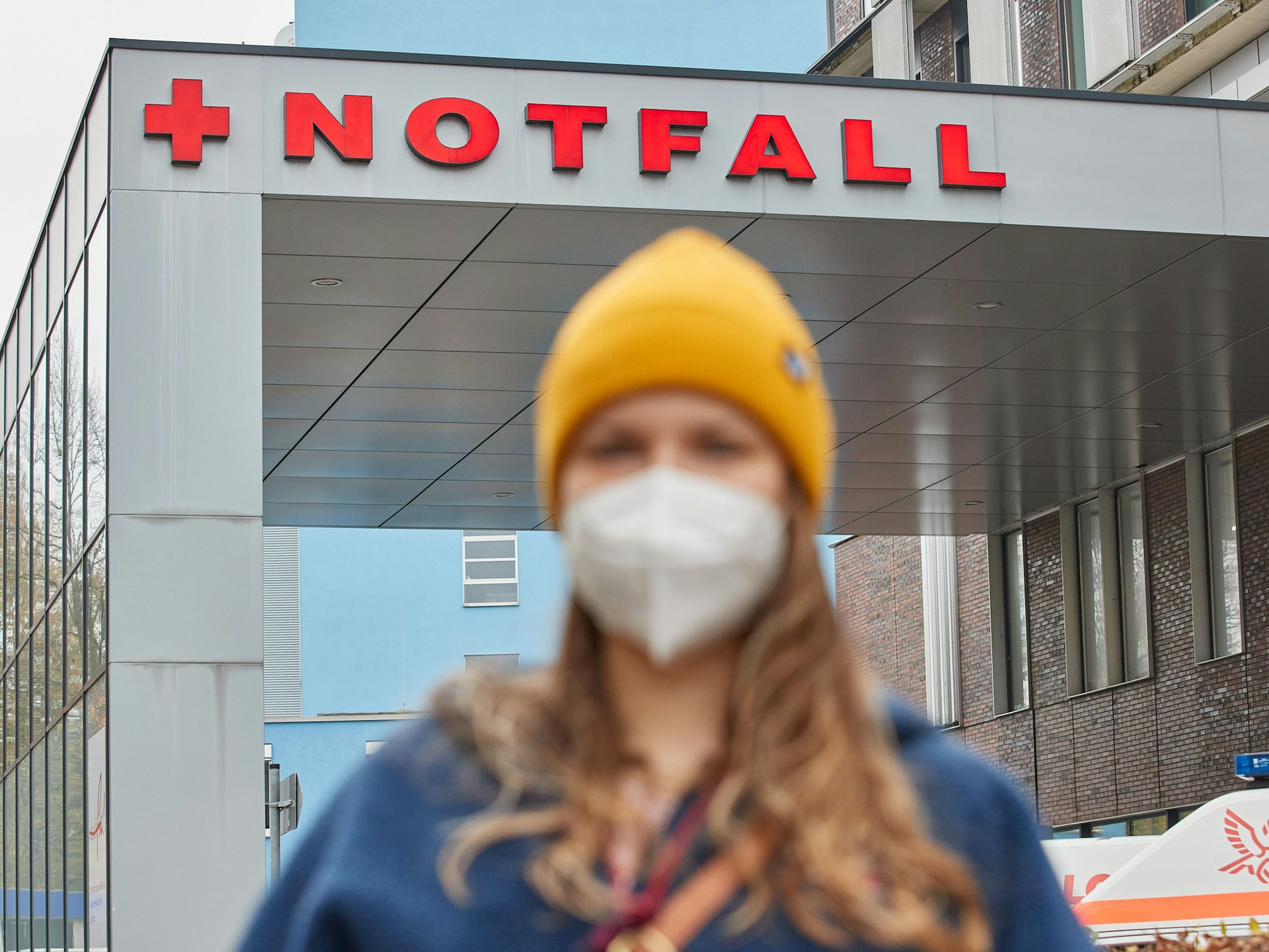 Monika Wagner (Name von der Redaktion geändert), ein Opfer sexueller Belästigung am Arbeitsplatz, steht vor der Notaufnahme eines Krankenhauses.