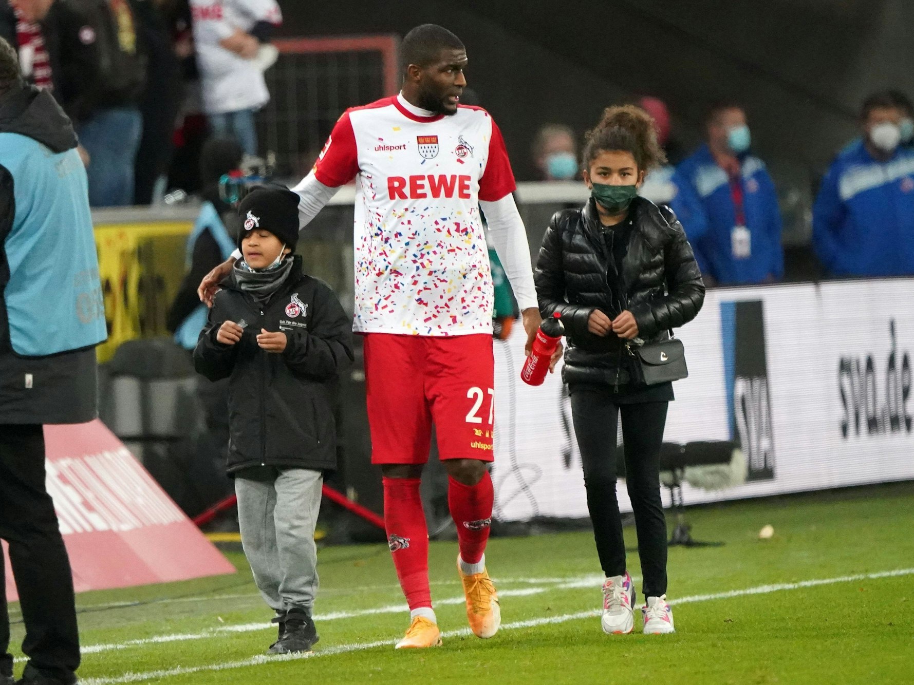 Anthony Modeste bringt seine Kinder auf den Rasen.
