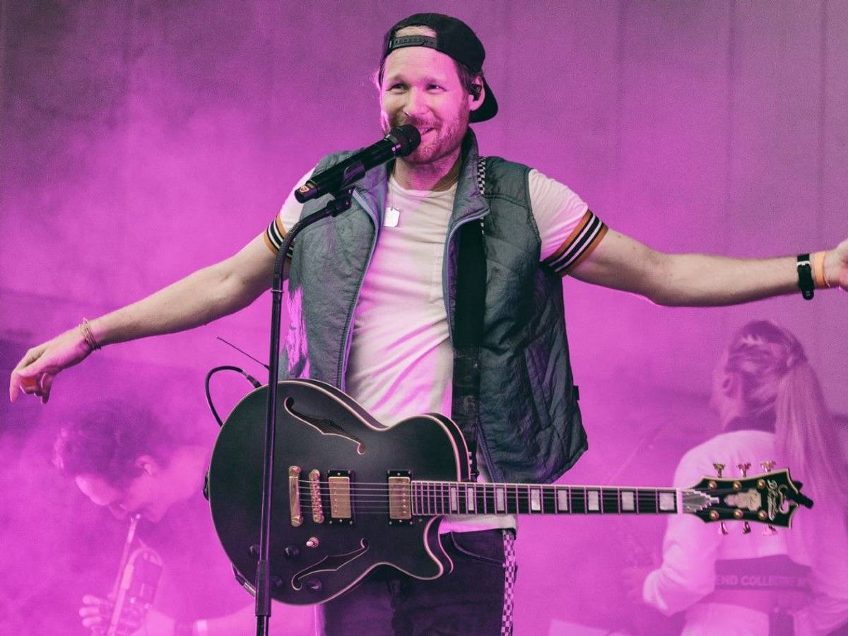 Jojo Berger mit Gitarre auf der Bühne