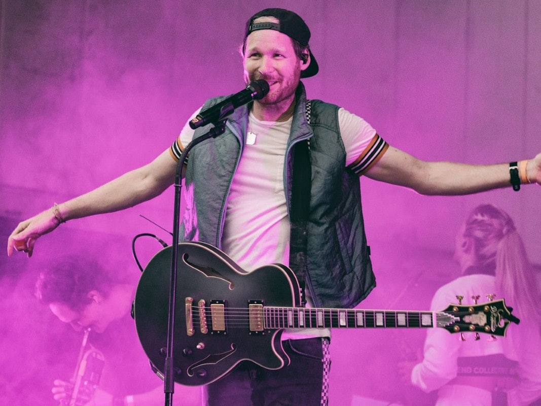 Jojo Berger mit Gitarre auf der Bühne