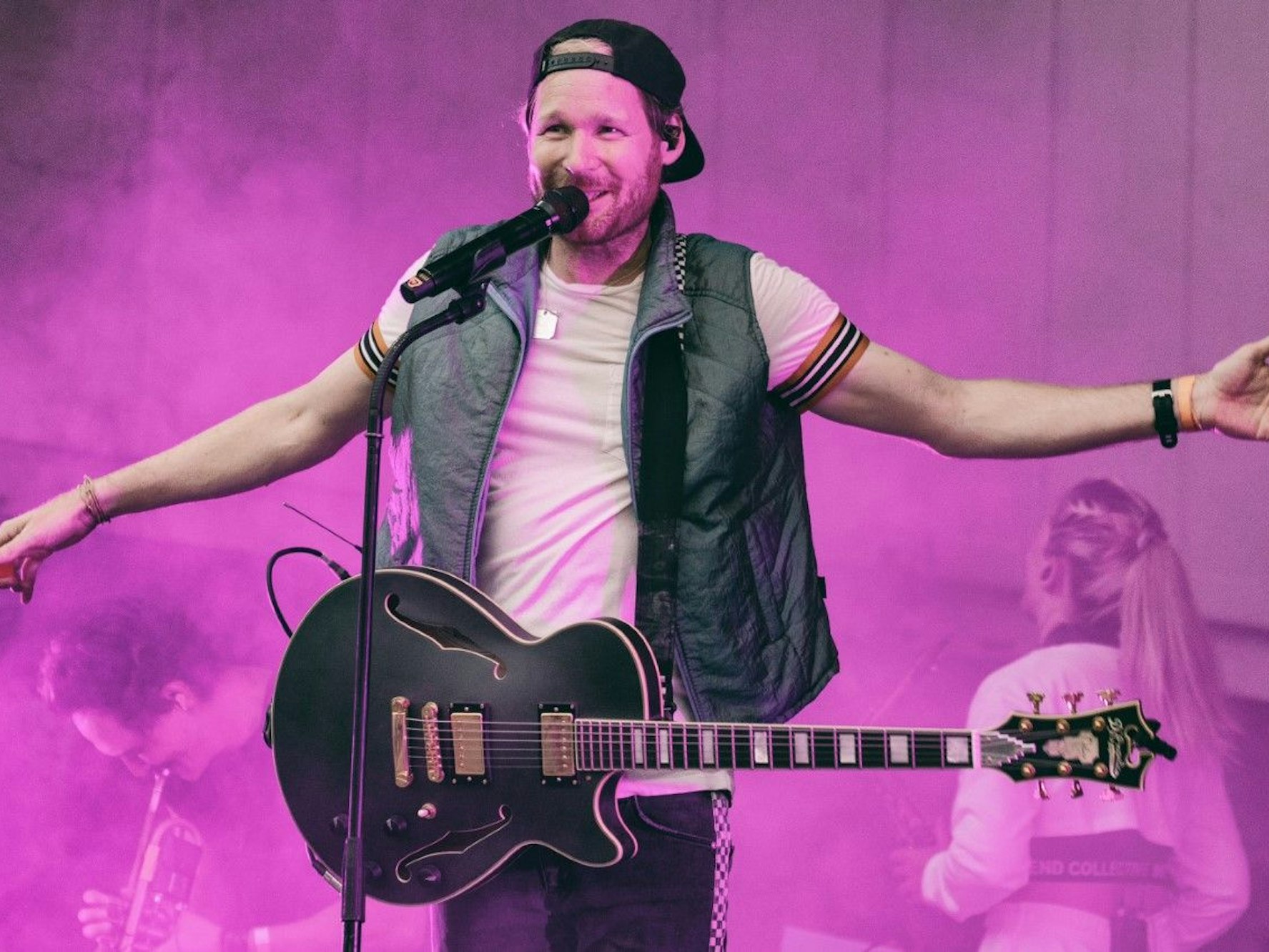 Jojo Berger mit Gitarre auf der Bühne
