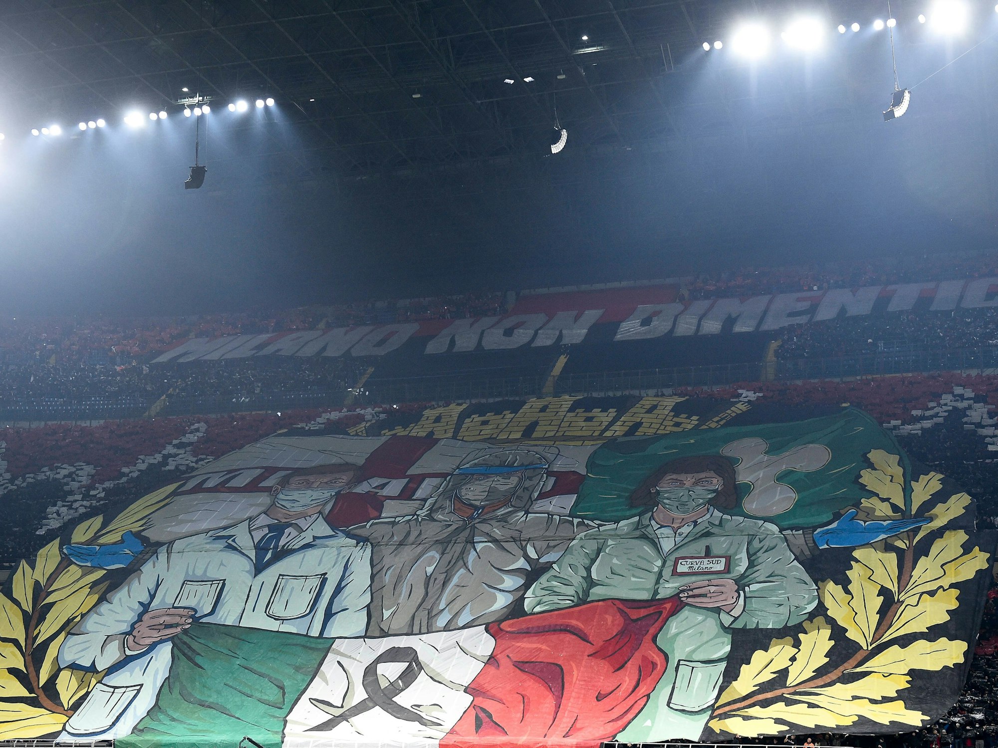 Auf der Choreo sind drei Personen zu sehen, die dem medizinischen Personal zugerechnet werden können. Sie halten eine Italien-Flagge.