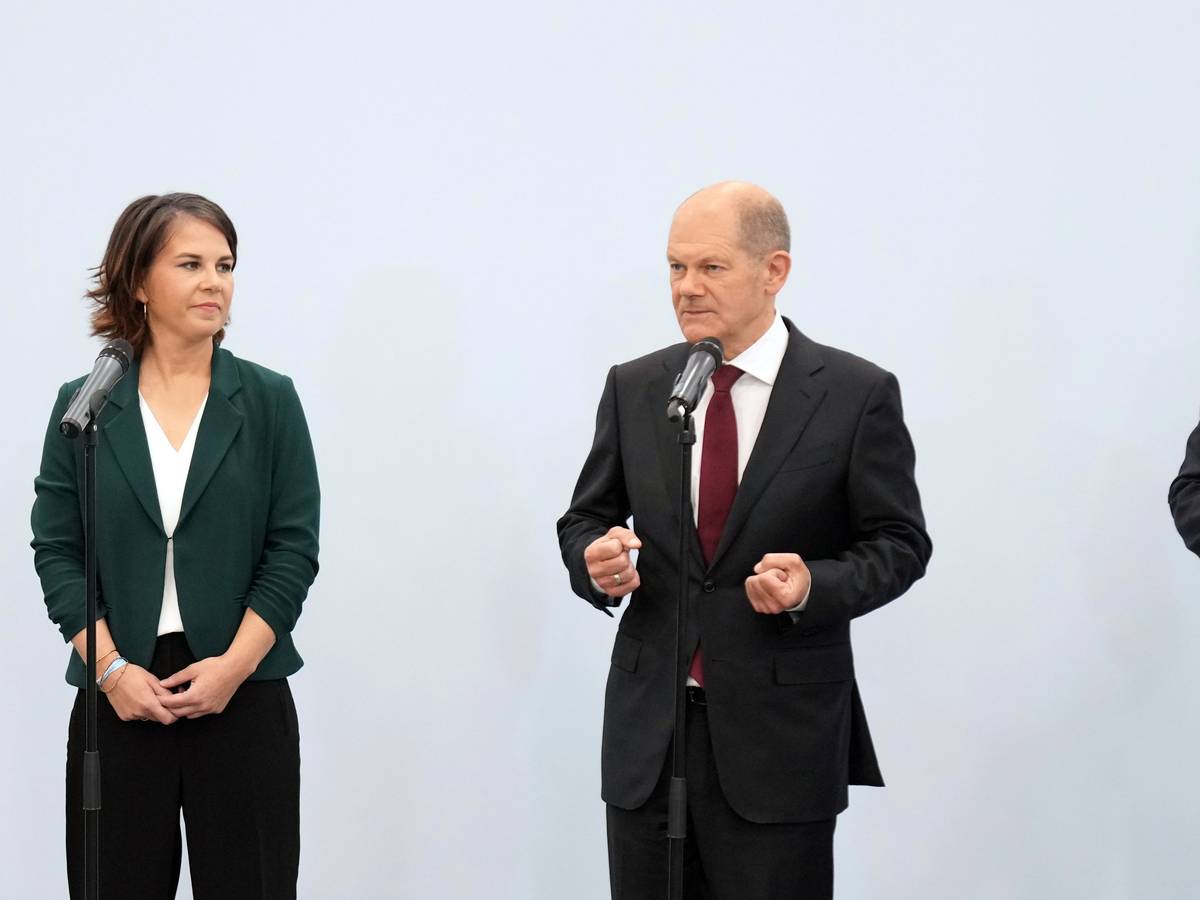 Die Ampel hat jetzt einen Corona-Plan mit Maßnahmen erstellt: Unser Foto zeigt Annalena Baerbock (l-r), Bundesvorsitzende von Bündnis 90/Die Grünen, Olaf Scholz, SPD-Kanzlerkandidat und Bundesminister der Finanzen, und Christian Lindner, Fraktionsvorsitzender und Parteivorsitzender der FDP, am 15. Oktober 2021 in Berlin.
