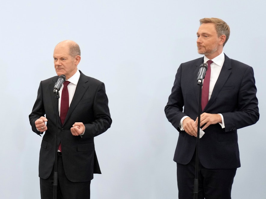 Die Ampel hat jetzt einen Corona-Plan mit Maßnahmen erstellt: Unser Foto zeigt Annalena Baerbock (l-r), Bundesvorsitzende von Bündnis 90/Die Grünen, Olaf Scholz, SPD-Kanzlerkandidat und Bundesminister der Finanzen, und Christian Lindner, Fraktionsvorsitzender und Parteivorsitzender der FDP, am 15. Oktober 2021 in Berlin.