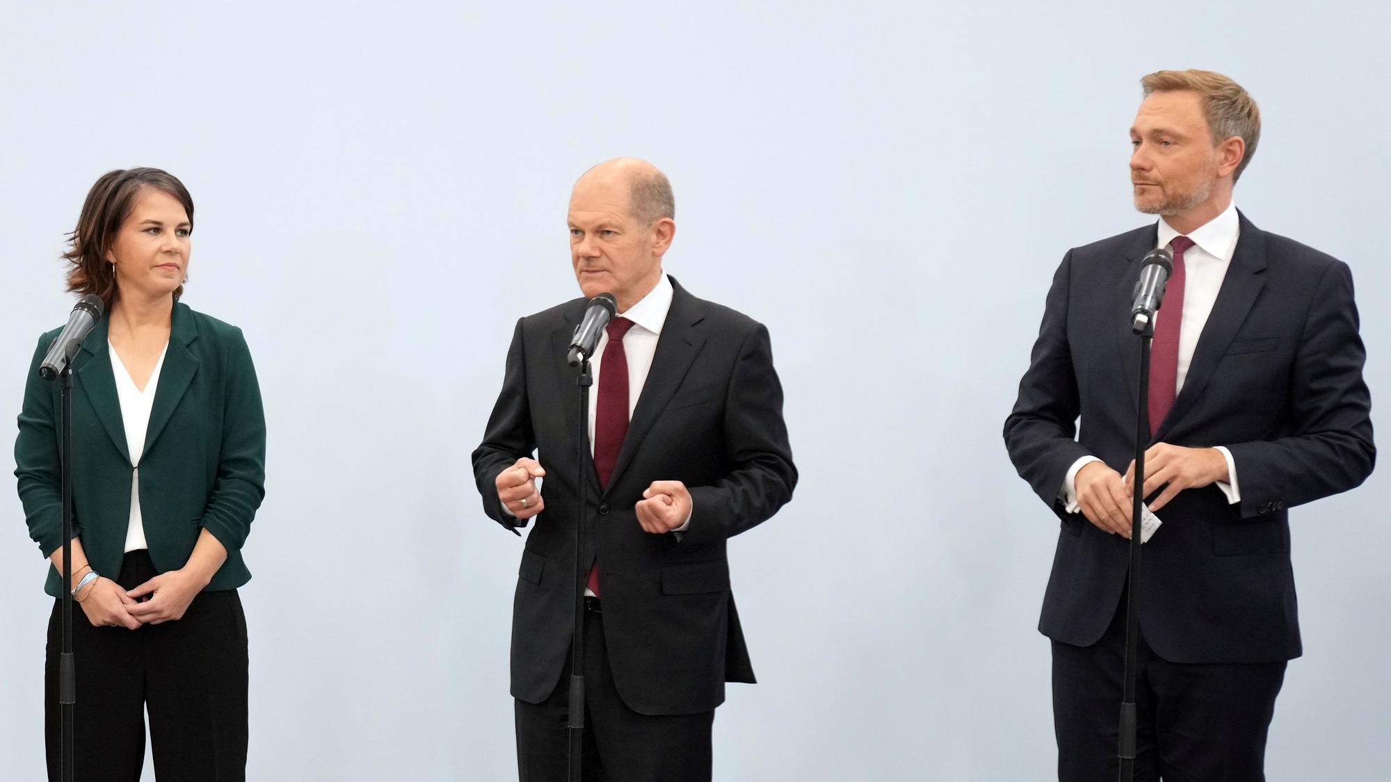 Die Ampel hat jetzt einen Corona-Plan mit Maßnahmen erstellt: Unser Foto zeigt Annalena Baerbock (l-r), Bundesvorsitzende von Bündnis 90/Die Grünen, Olaf Scholz, SPD-Kanzlerkandidat und Bundesminister der Finanzen, und Christian Lindner, Fraktionsvorsitzender und Parteivorsitzender der FDP, am 15. Oktober 2021 in Berlin.