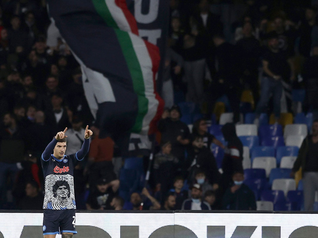 Giovanni Di Lorenzo jubelt mit erhobenen Armen.