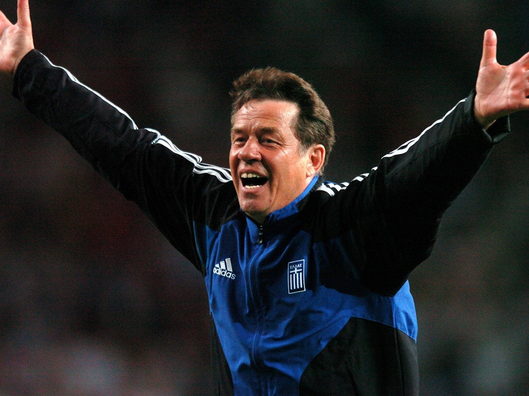 Otto Rehhagel jubelt in einer Szene des Films King Otto.