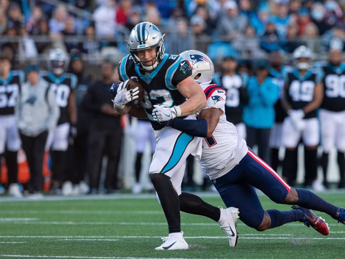 Adrian Phillips umklammert den rennenden Christian McCaffrey.