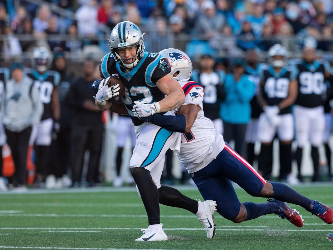Adrian Phillips umklammert den rennenden Christian McCaffrey.