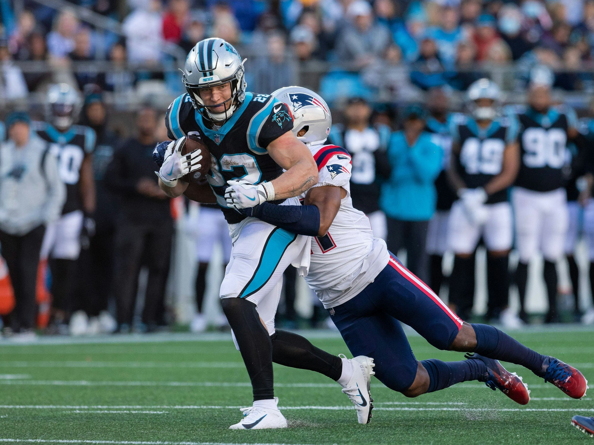 Adrian Phillips umklammert den rennenden Christian McCaffrey.