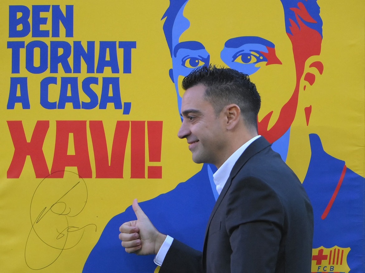 Xavi reckt bei seiner Vorstellung beim FC Barcelona den Daumen nach oben.