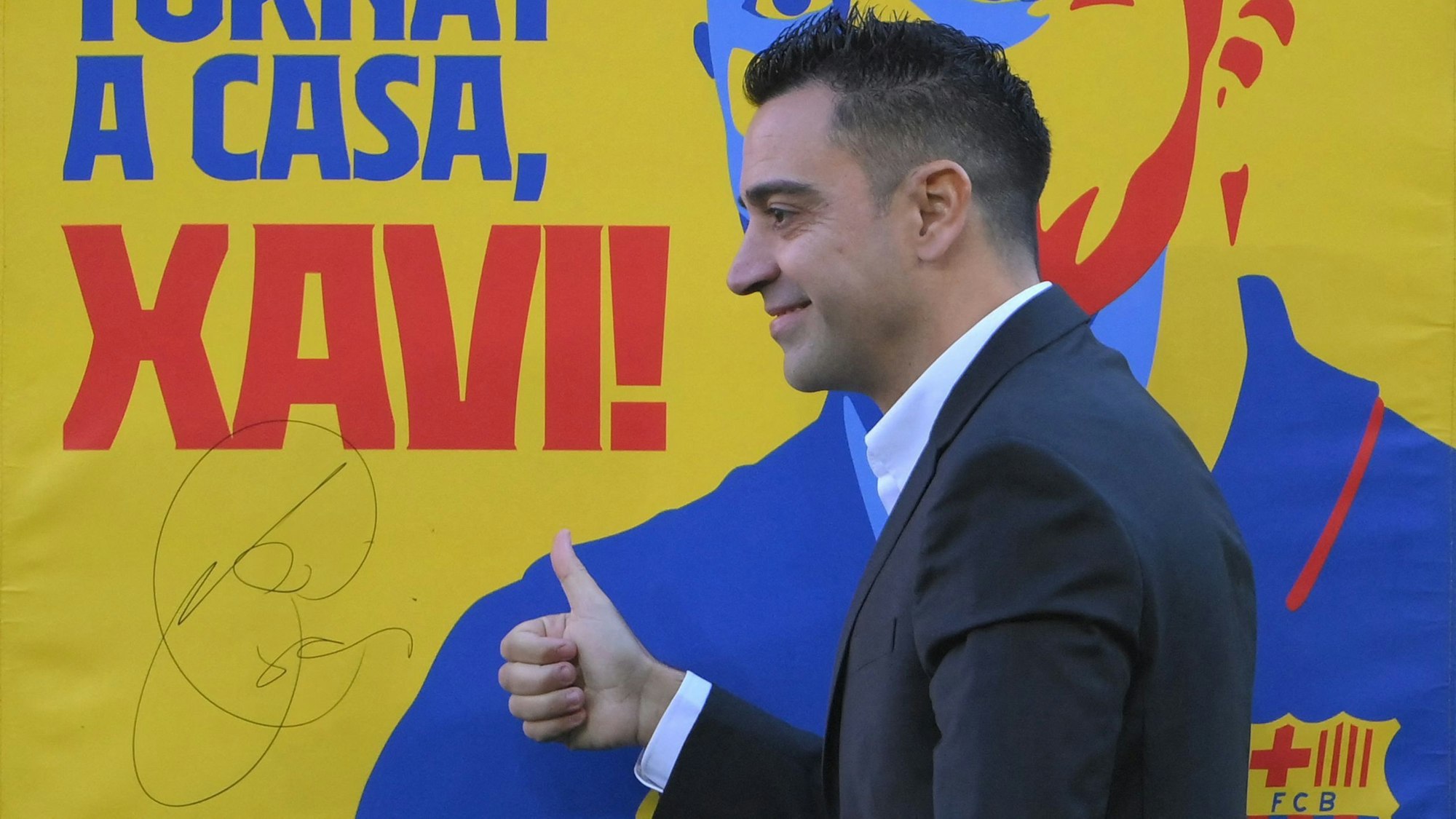 Xavi reckt bei seiner Vorstellung beim FC Barcelona den Daumen nach oben.