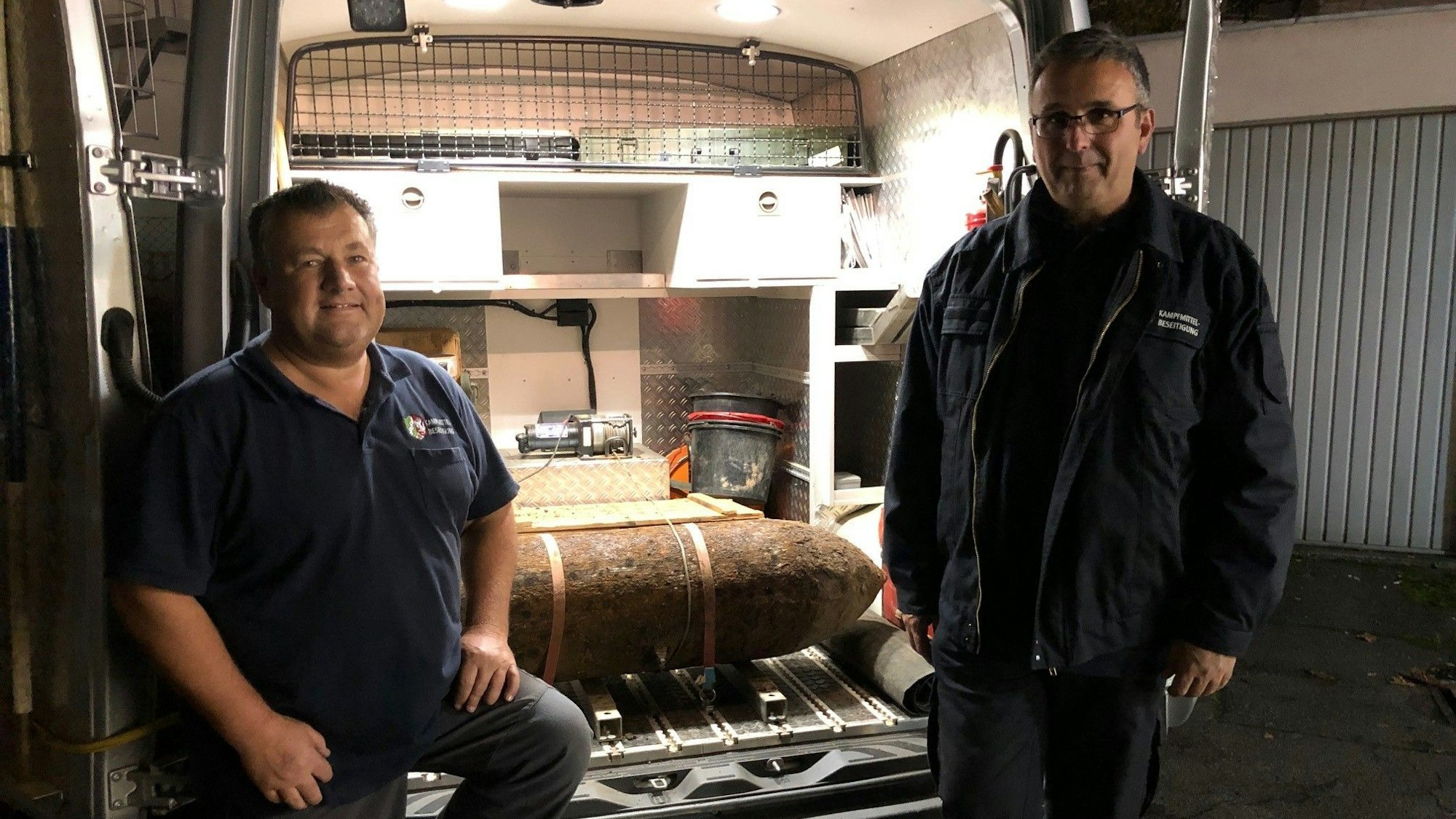 Siegfried Konopatzki und Michael Daenecke vom Kampfmittelbeseitigungsdienst der Bezirksregierung Düsseldorf mit der entschärften Bombe.