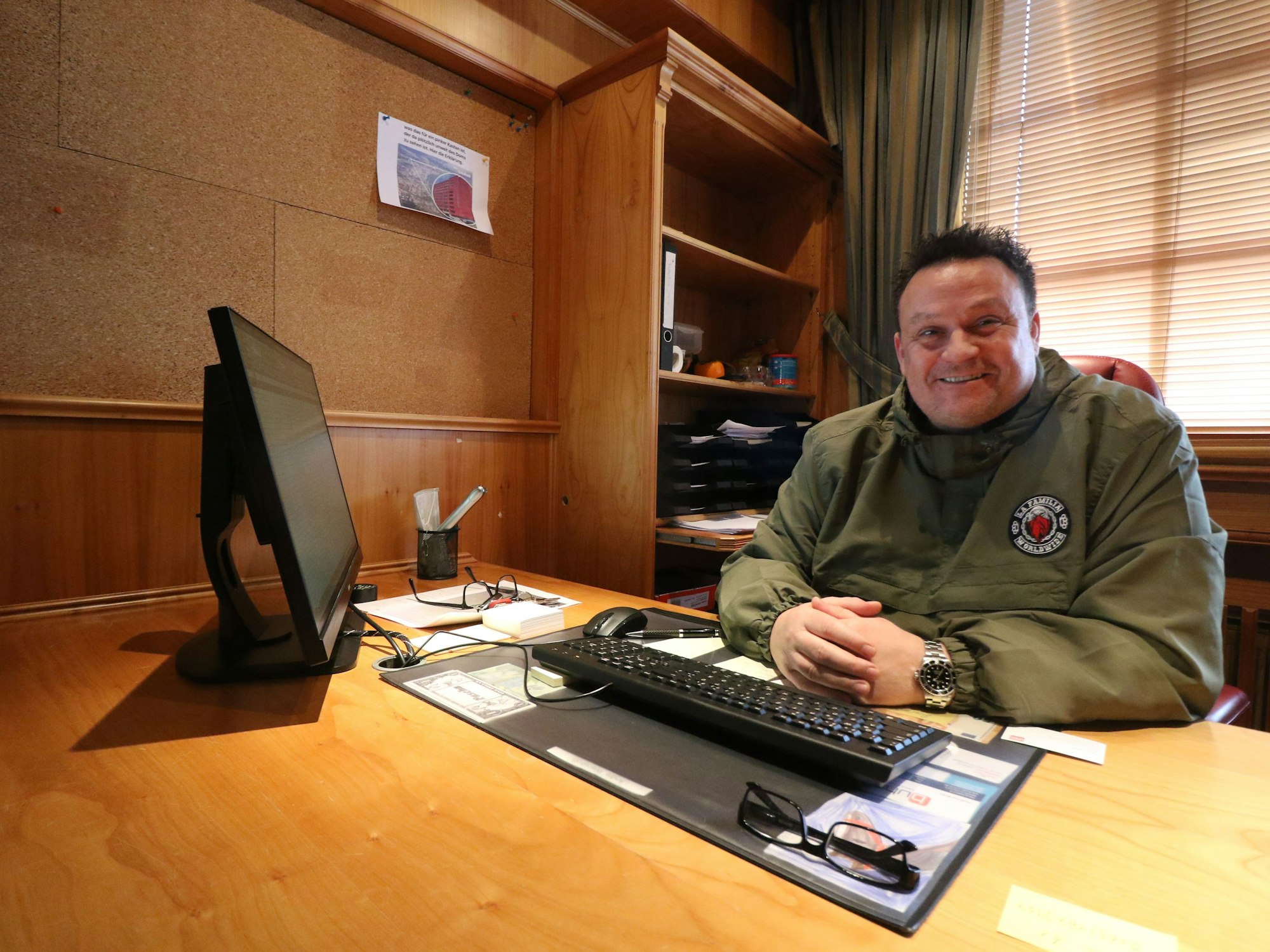 Andre Wienstroth sitzt an einem Schreibtsich.