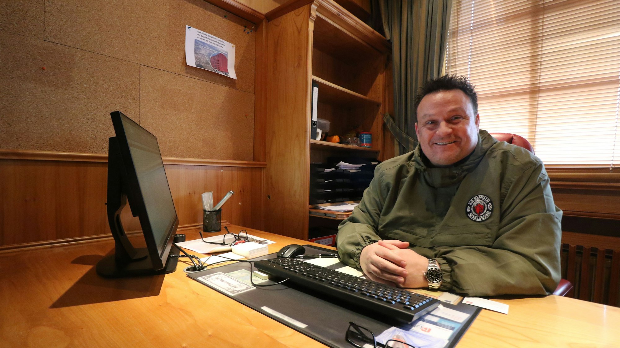 Pascha-Chef André Wienstroth sitzt an seinem Schreibtisch im Kölner Pascha.