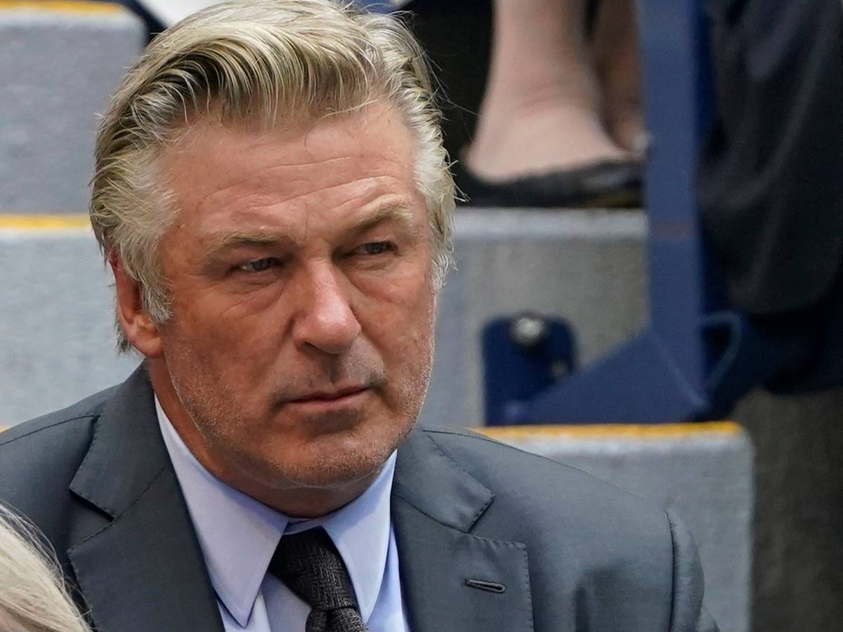 US-Schauspieler Alec Baldwin: Er hatte eine Kamerafrau am Set seines Western versehentlich erschossen. Nun will er Polizisten beim Filmdreh dabei haben. Unser Foto wurde im September 2021 gemacht.
