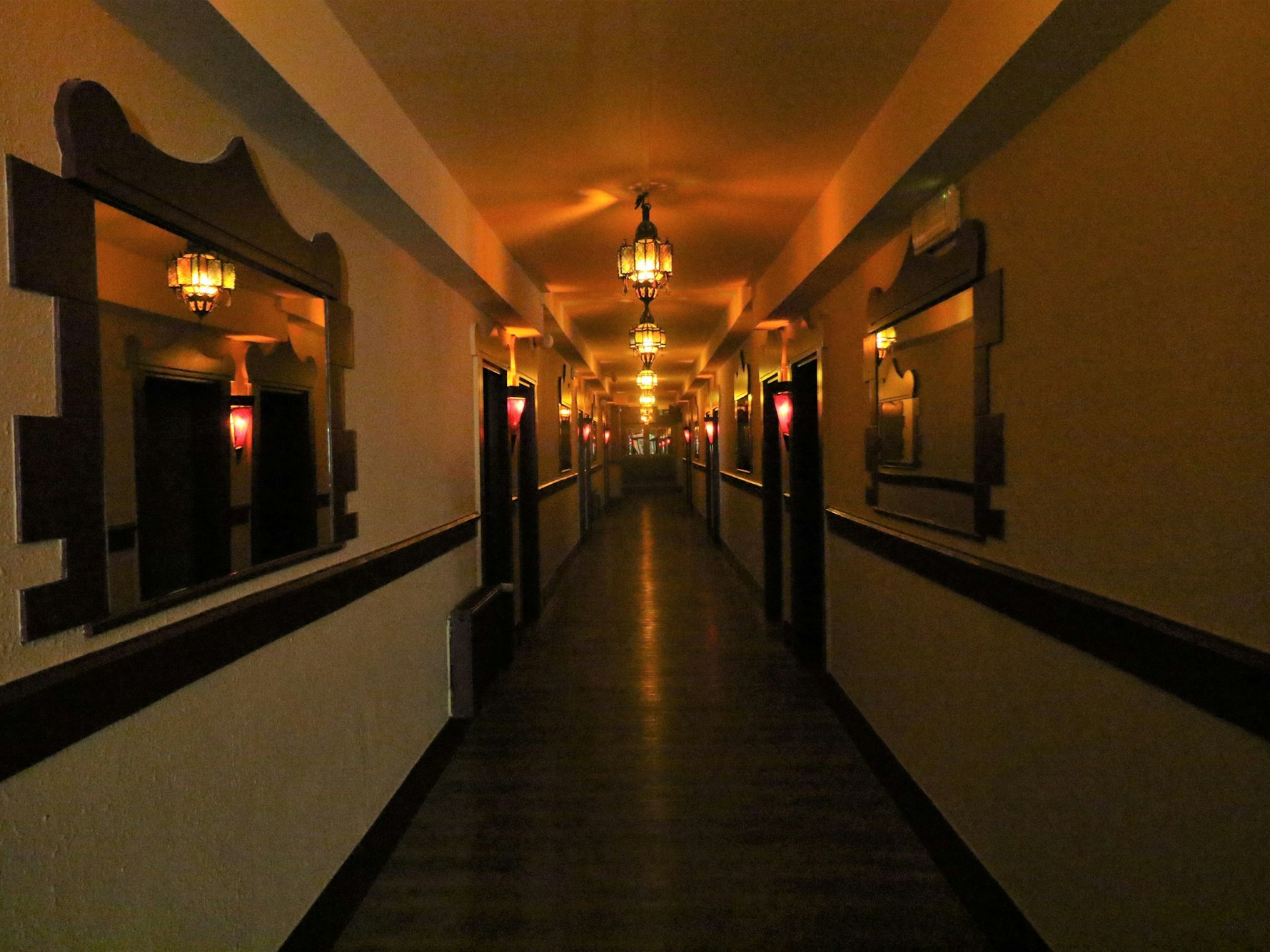 Ein Flur in einem Bordell mit Lampen.