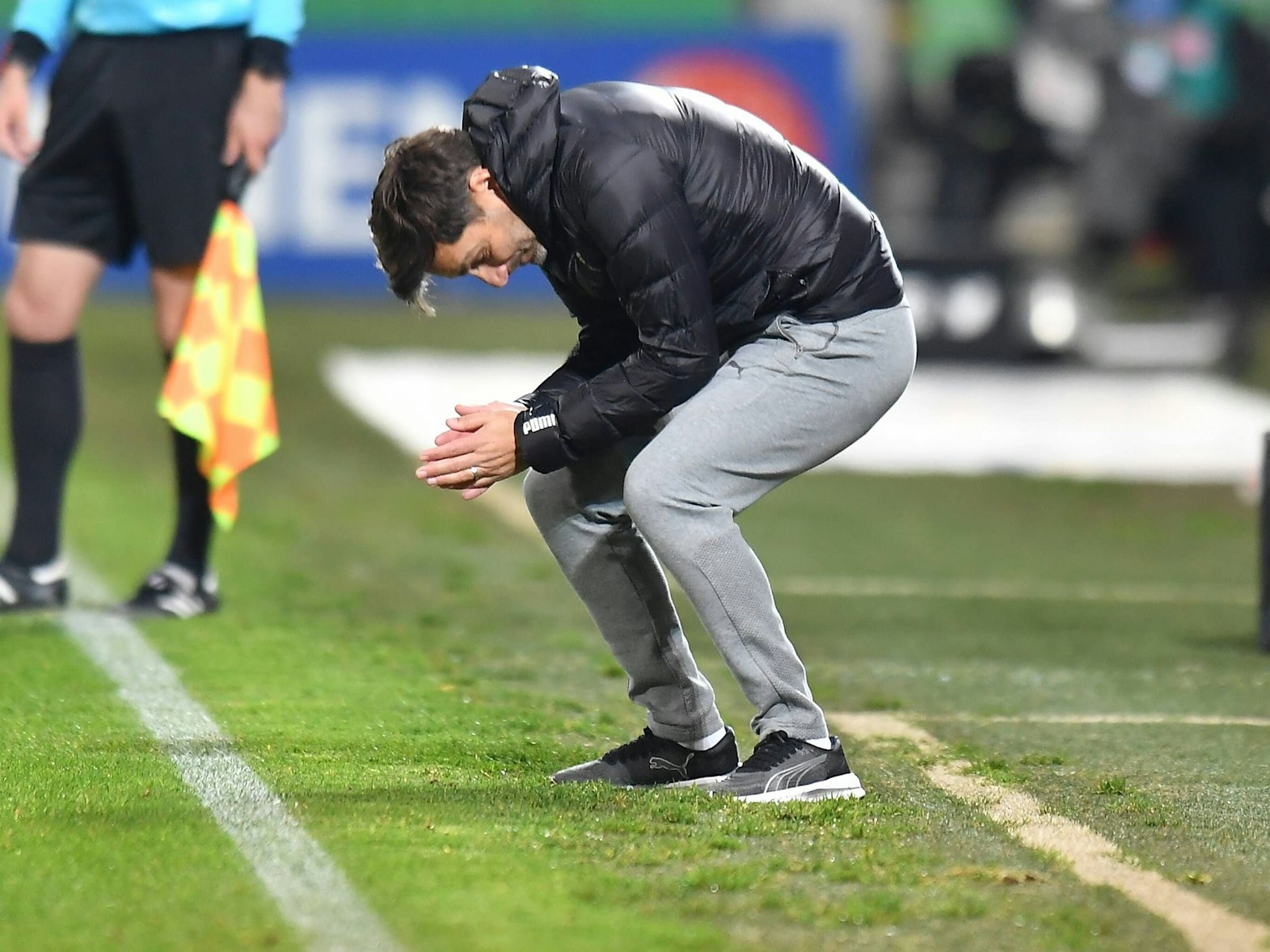 Stefan Leitl geht in die Knie und starrt auf den Boden.