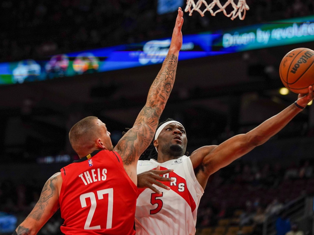 Precious Achiuwa springt zum Korb hoch, Daniel Theis versucht, den Korbleger zu blocken.