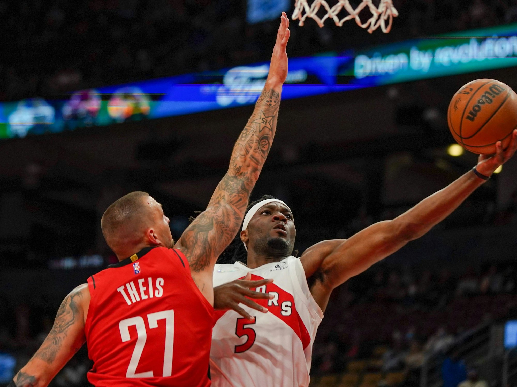 Precious Achiuwa springt zum Korb hoch, Daniel Theis versucht, den Korbleger zu blocken.