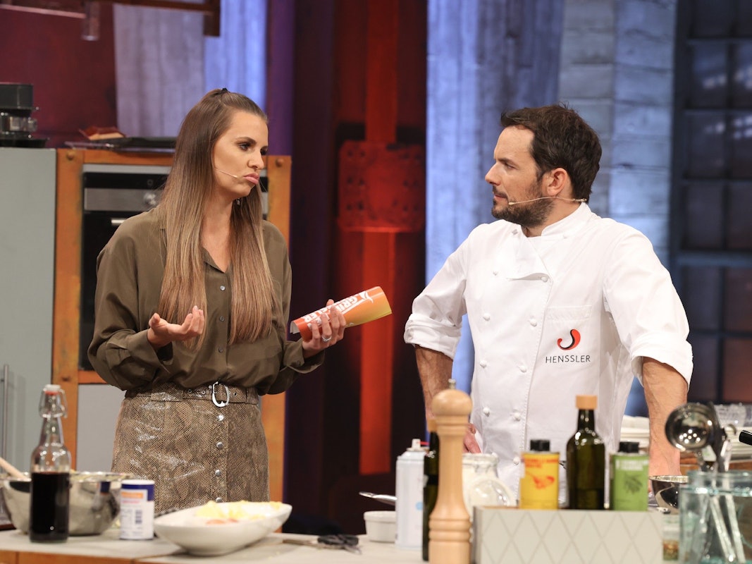 Grill den Henssler am 07.1.2021: Moderatorin Laura Wontorra spricht mit Profikoch Steffen Henssler.