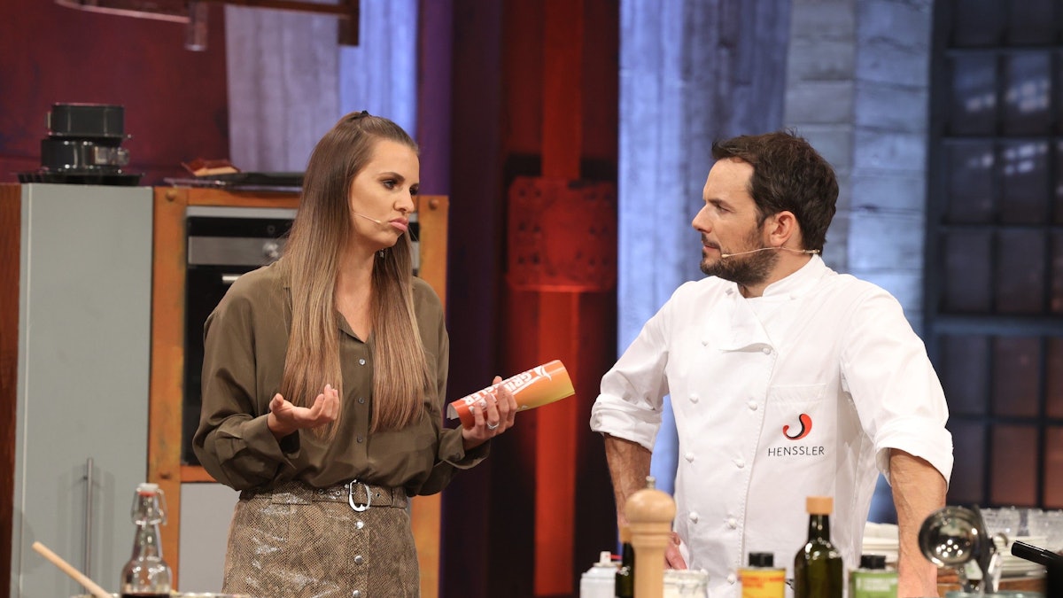 Grill den Henssler am 07.1.2021: Moderatorin Laura Wontorra spricht mit Profikoch Steffen Henssler.