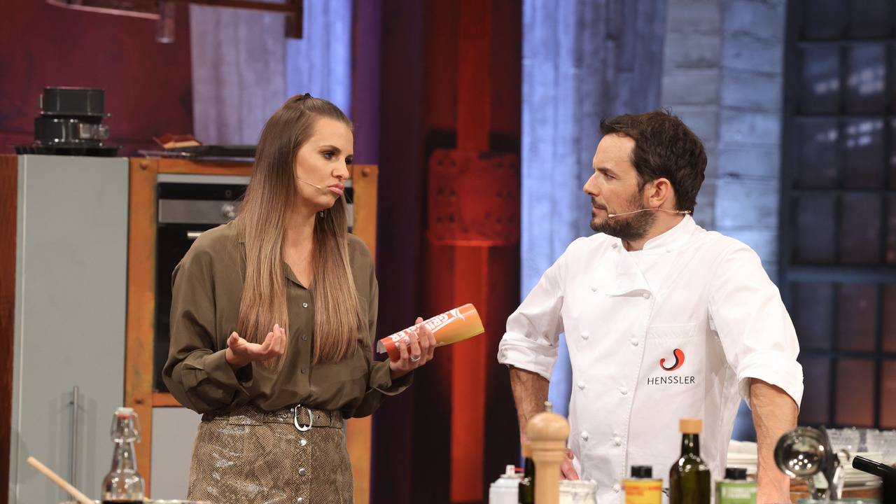 Grill den Henssler am 07.1.2021: Moderatorin Laura Wontorra spricht mit Profikoch Steffen Henssler.