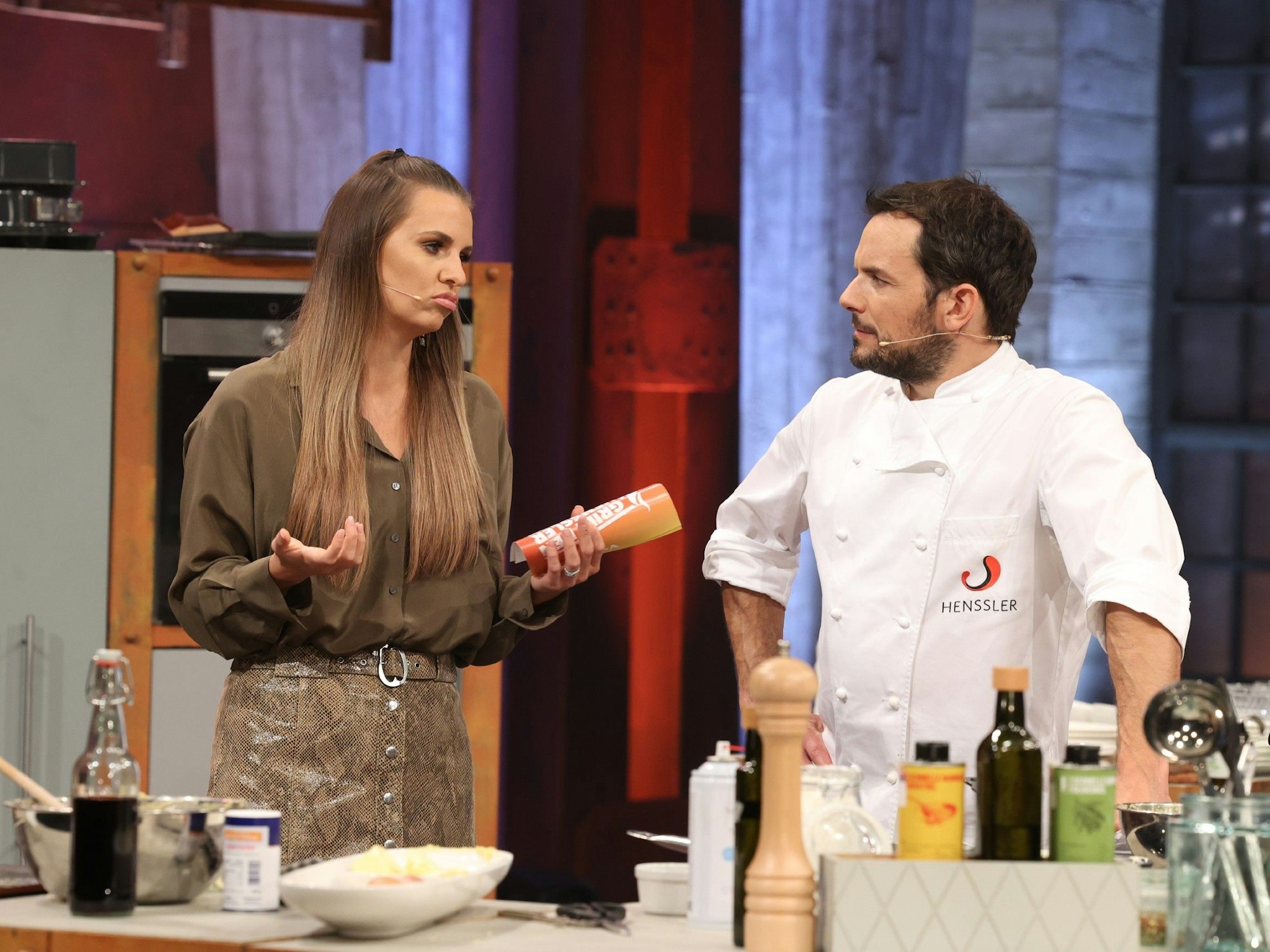 Grill den Henssler am 07.1.2021: Moderatorin Laura Wontorra spricht mit Profikoch Steffen Henssler.