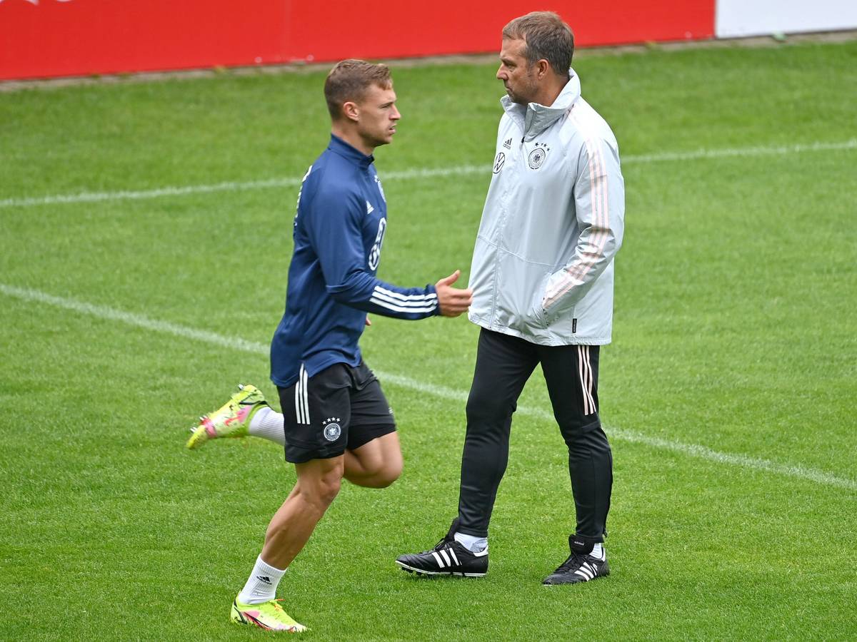Joshua Kimmich trainiert und wird von Hansi Flick beobachtet.