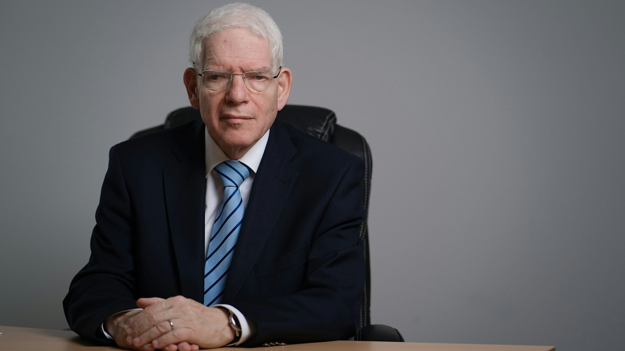 Josef Schuster, Präsident des Zentralrats der Juden in Deutschland, sitzt bei einem Fototermin in seinem Büro.