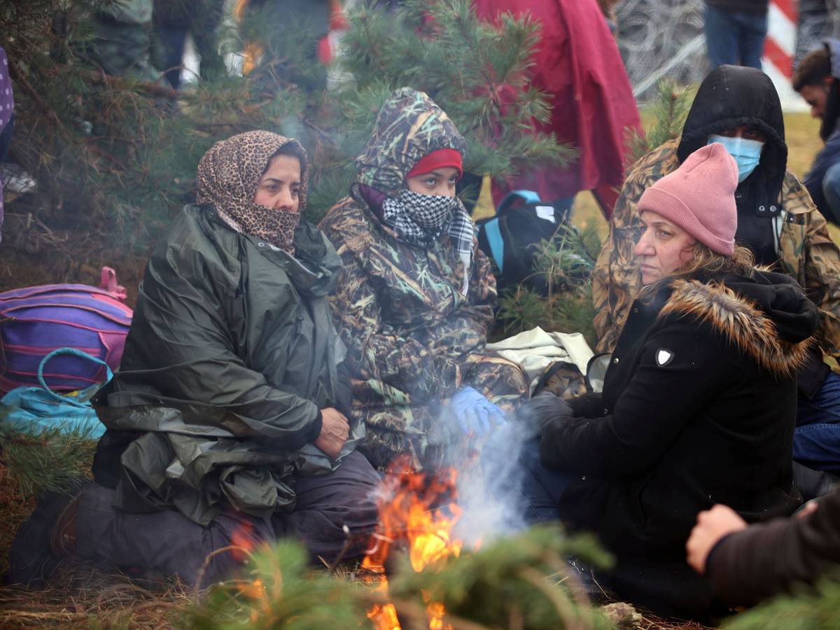 Migranten aus Belarus: Nahe des Übergangs beim polnischen Dorf Kuźnica versammelten sich Hunderte von ihnen, um auf die andere Seite in die EU zu gelangen. Einige versuchten die Grenzbefestigungen mit Spaten und Bolzenschneidern zu überwinden. Die polnischen Grenzschützer schlugen mit Tränengas zurück.