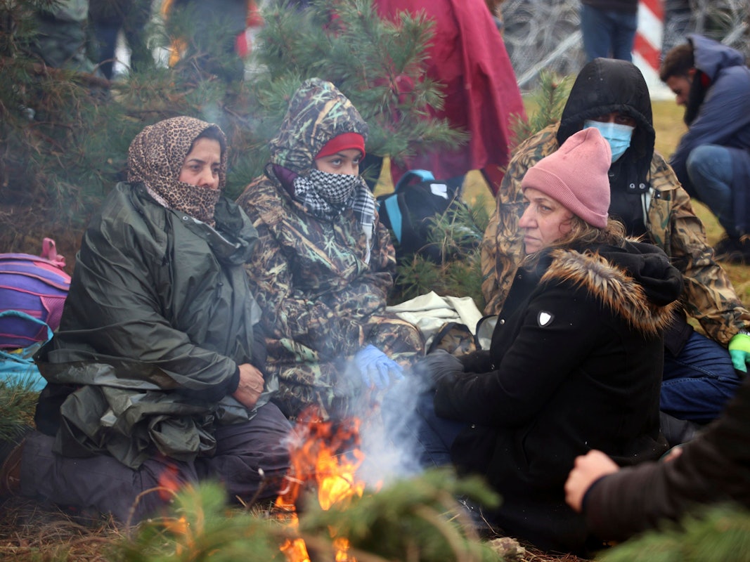 Migranten aus Belarus: Nahe des Übergangs beim polnischen Dorf Kuźnica versammelten sich Hunderte von ihnen, um auf die andere Seite in die EU zu gelangen. Einige versuchten die Grenzbefestigungen mit Spaten und Bolzenschneidern zu überwinden. Die polnischen Grenzschützer schlugen mit Tränengas zurück.