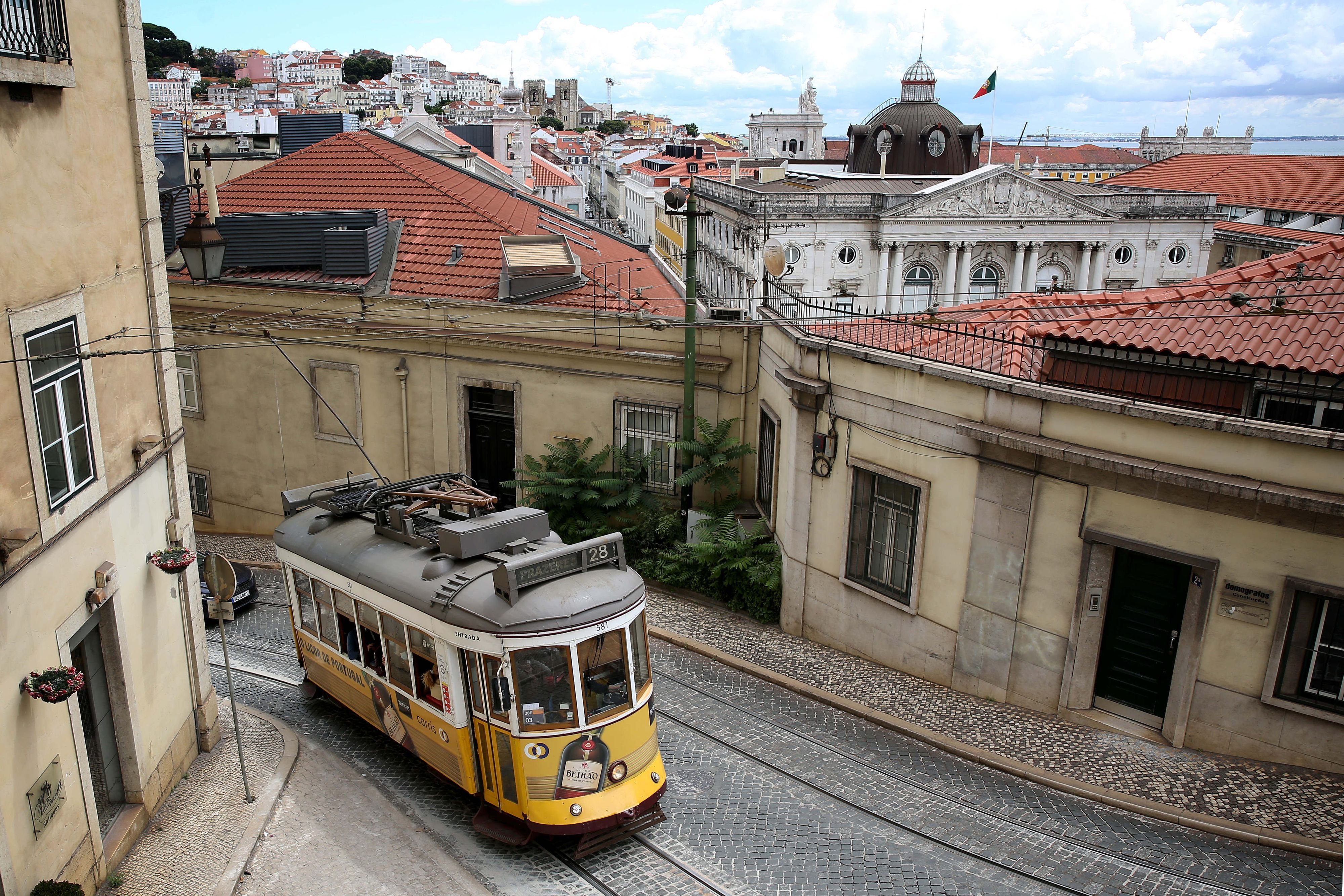 Eine Straßenbahn ist auf einer Straße in der Innenstadt zu sehen.