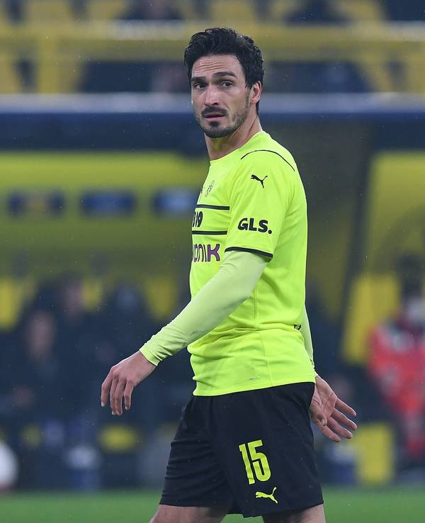 Mats Hummels geht ungläubig vom Platz.