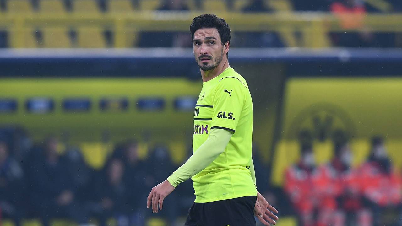 Mats Hummels geht ungläubig vom Platz.