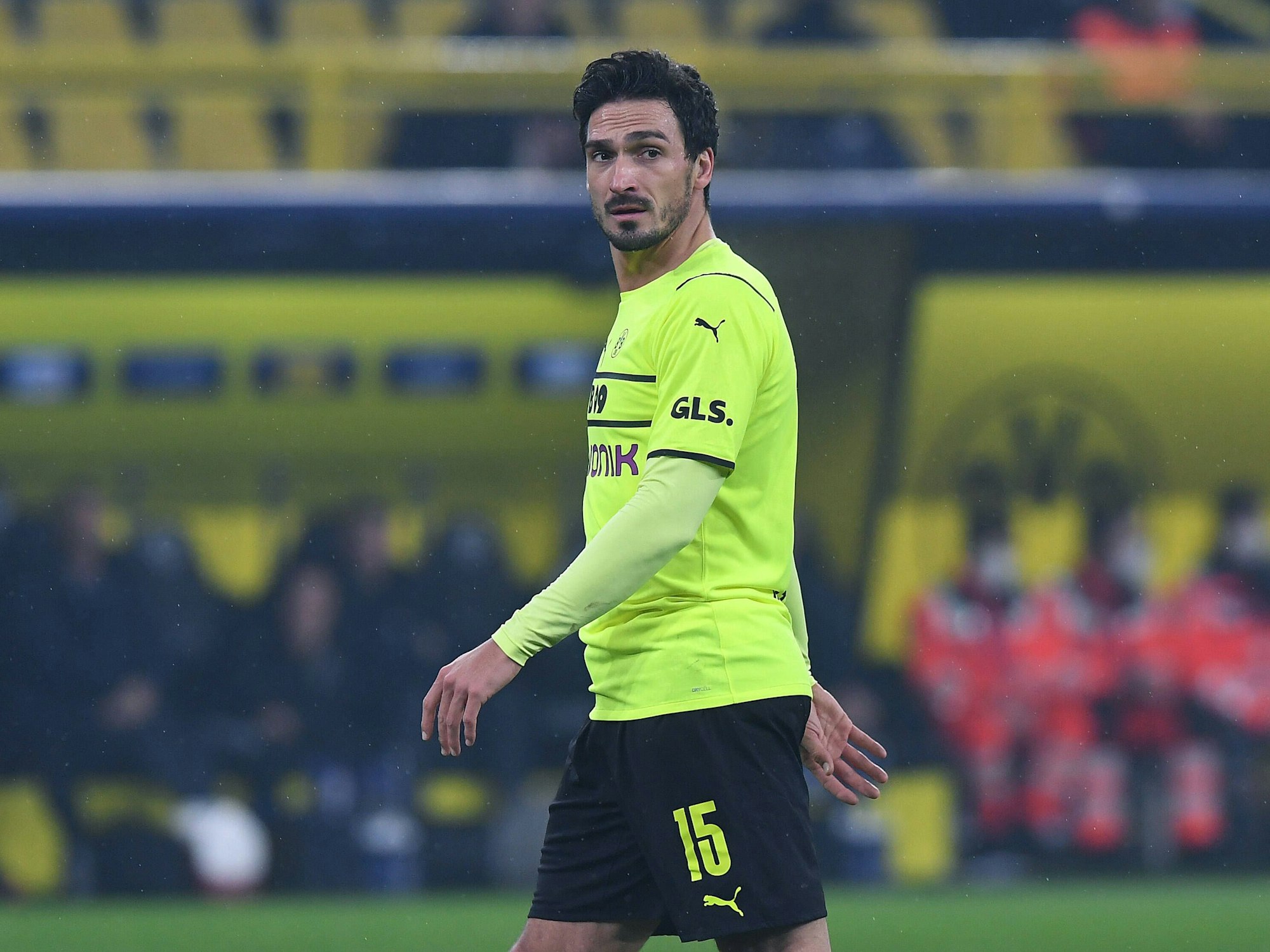 Mats Hummels geht ungläubig vom Platz.