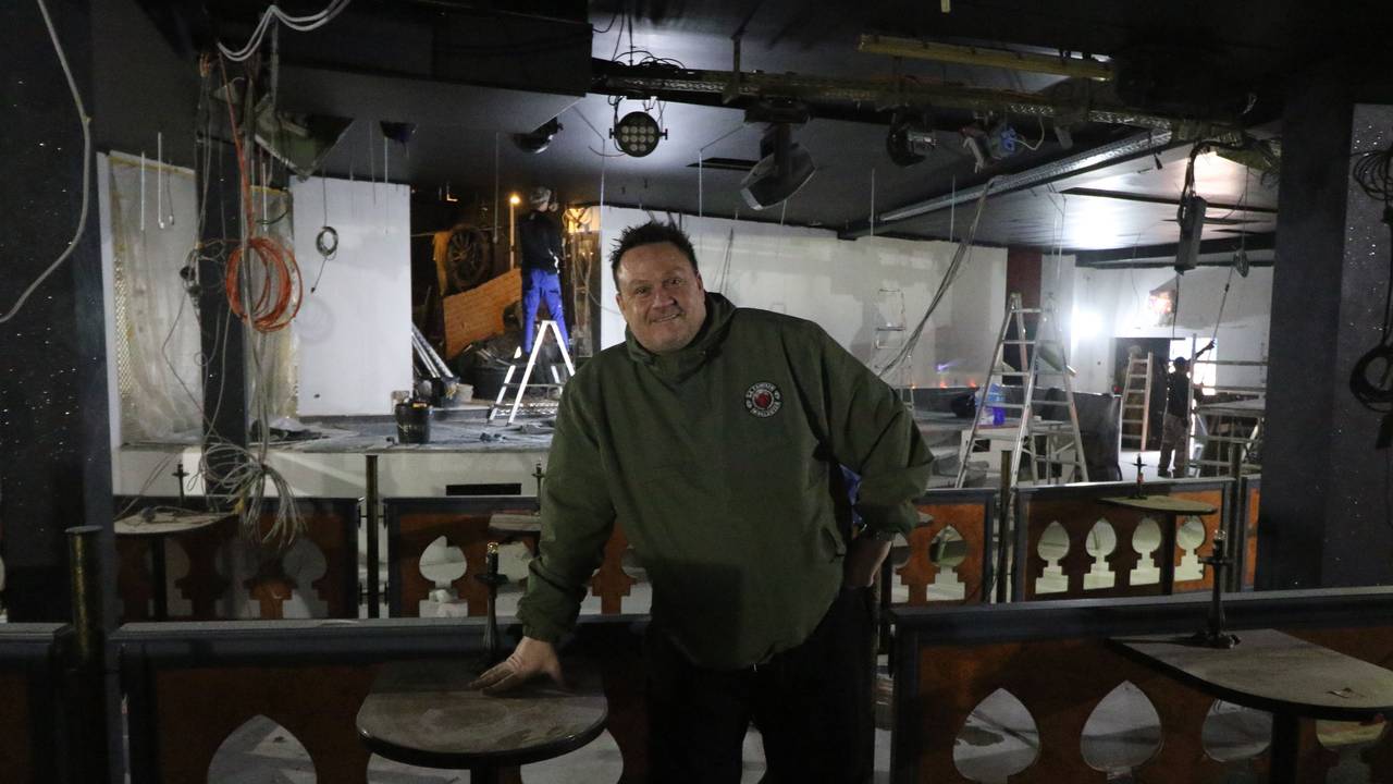 Andre Wienstroth steht in einer Baustelle.