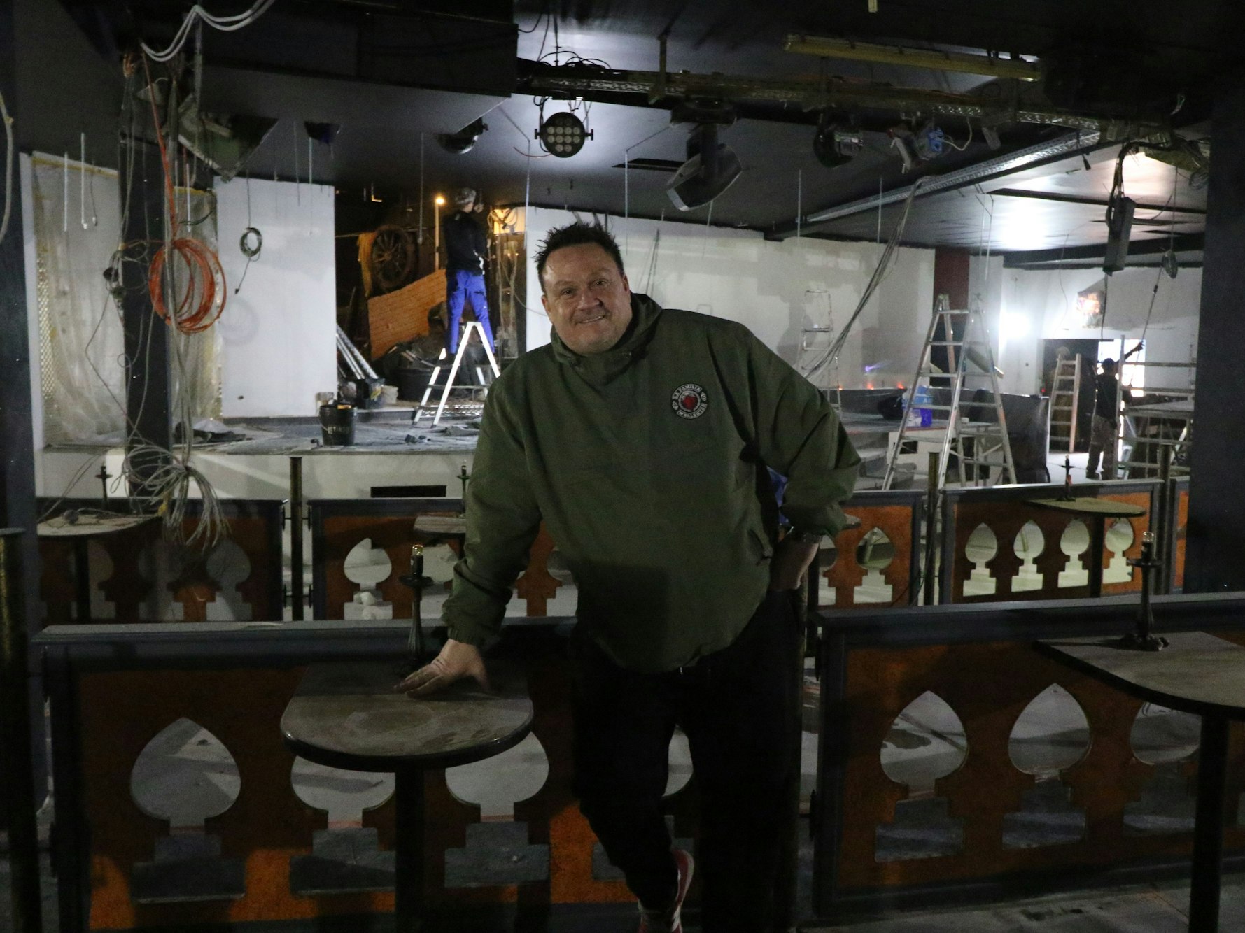 Andre Wienstroth steht in einer Baustelle.