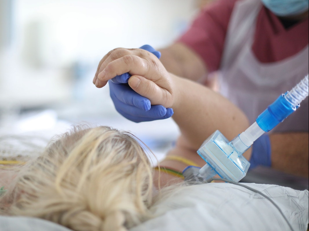 Die Corona-Lage wird immer kritischer. Experten warnen vor dem Winter: Ungeimpften stehe dann die größte Gefahr bevor. Unser Symbolfoto (aufgenommen am 5. November 2021) zeigt eine Patientin im Intensiv- und Überwachungsbereich und eine Pflegerin.