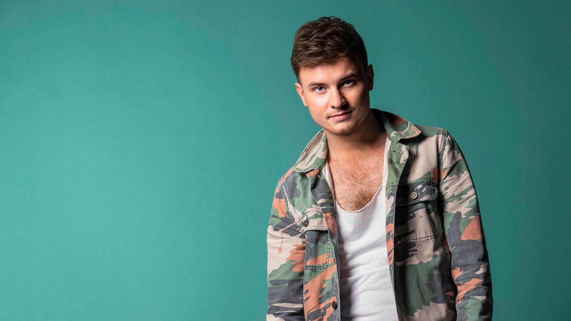 Toni Kraus bei einem Photoshooting für das Cover seiner Single „Mein Zuhause“ in einem Fotostudio in Chemnitz.