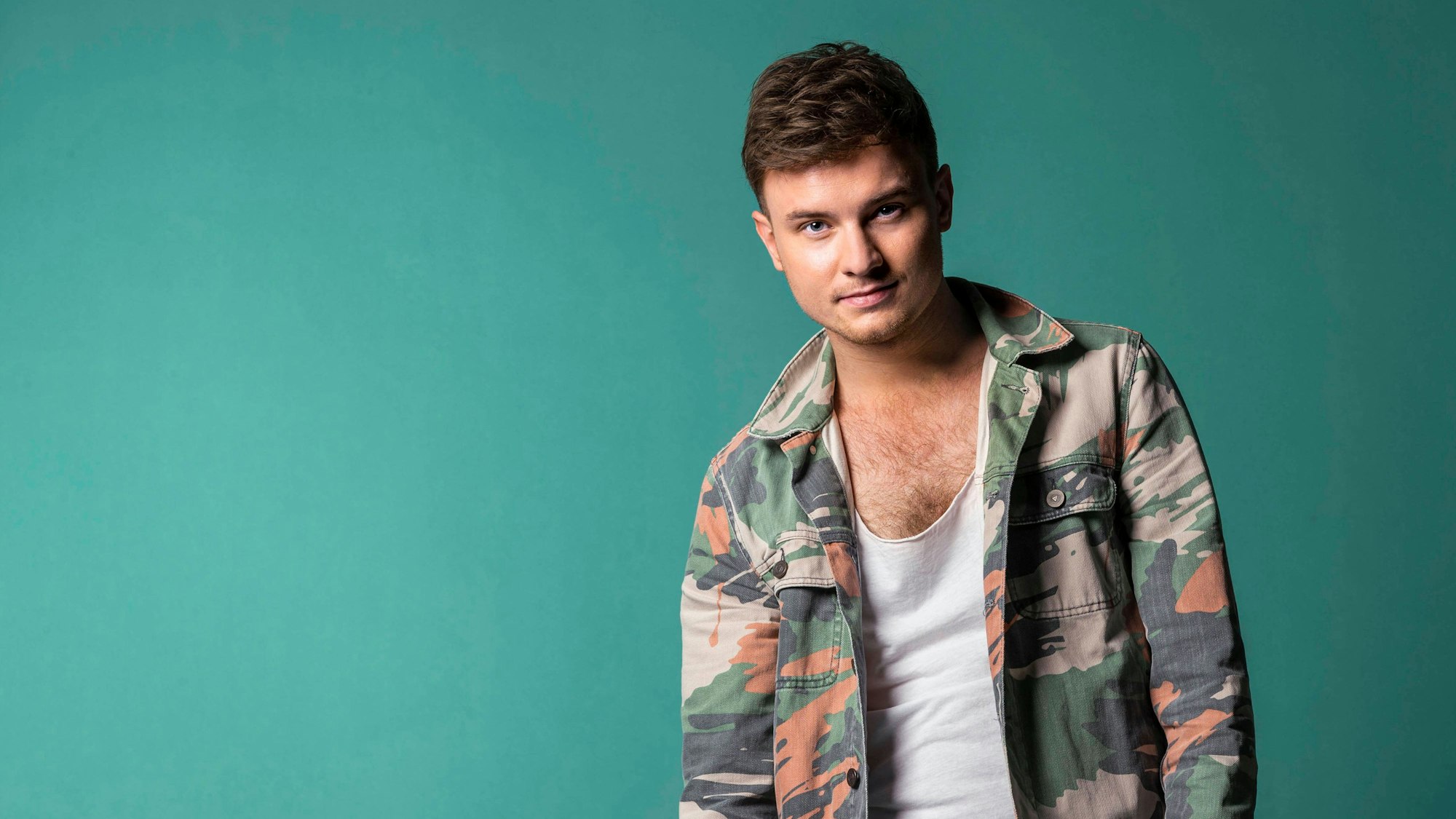 Toni Kraus bei einem Photoshooting für das Cover seiner Single „Mein Zuhause“ in einem Fotostudio in Chemnitz.