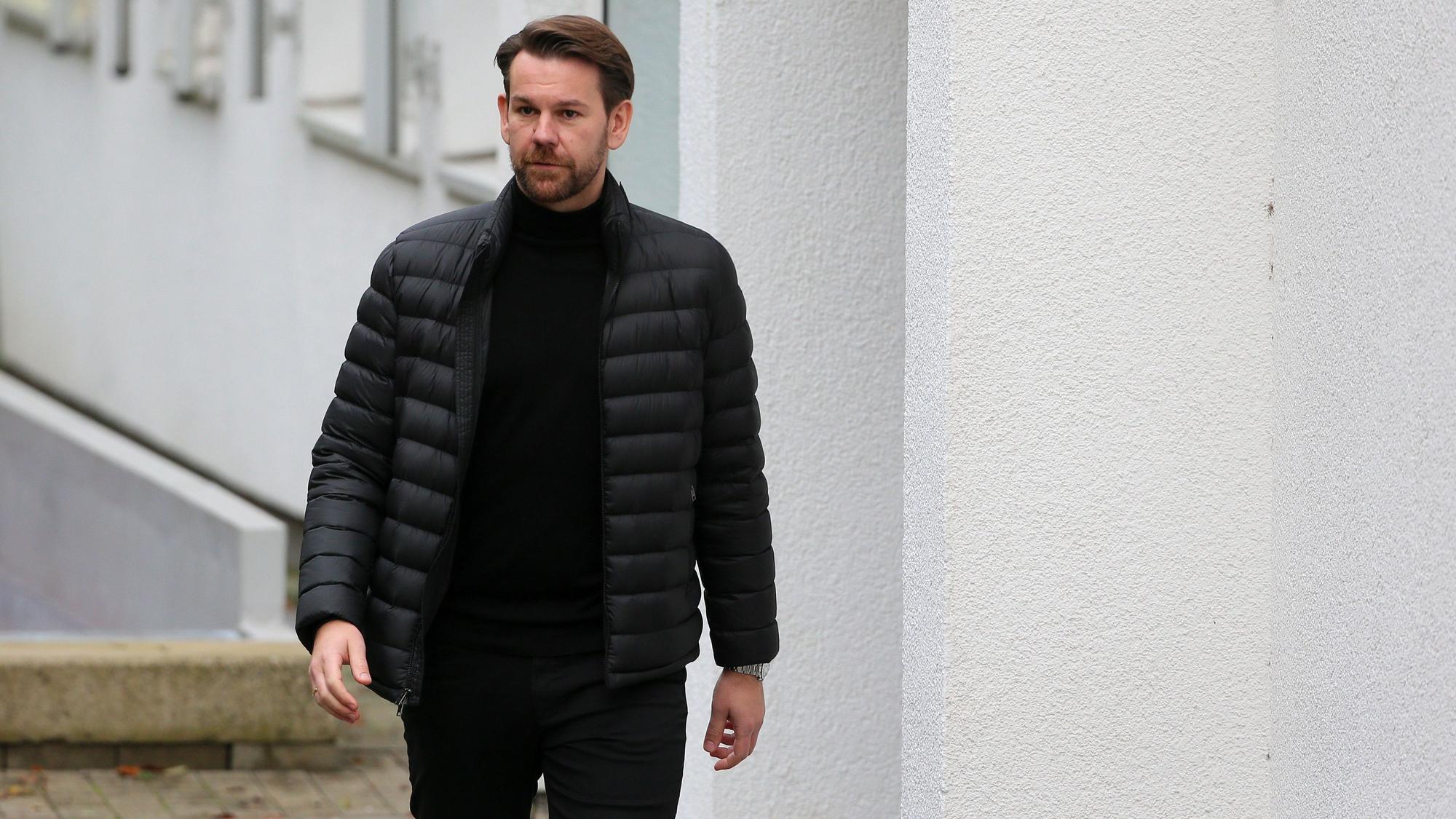 Thomas Kessler geht zum Training des 1. FC Köln am Geißbockheim.