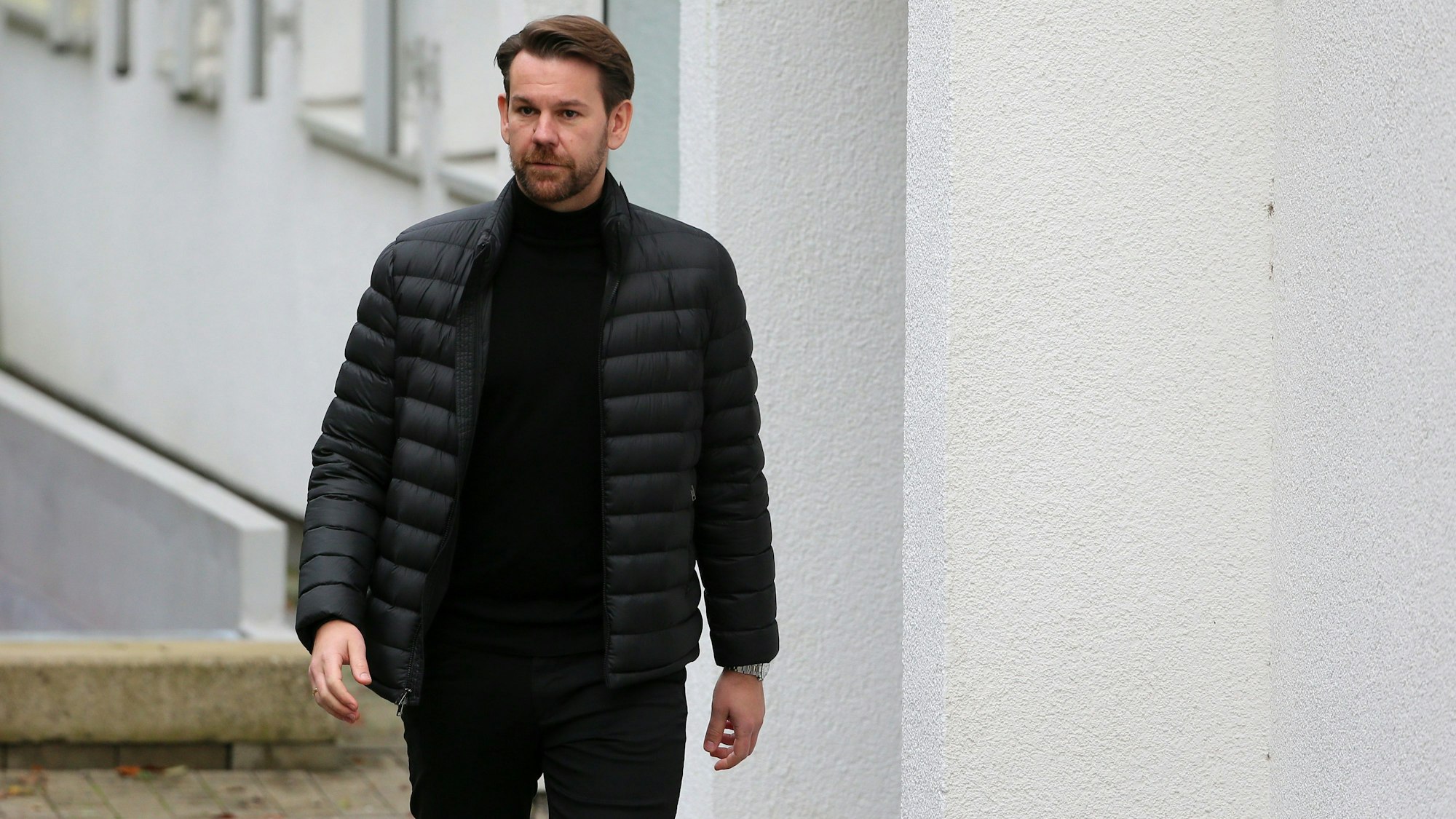 Thomas Kessler geht zum Training des 1. FC Köln am Geißbockheim.