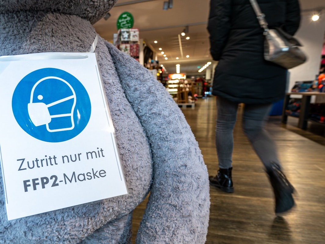 Die Corona-Zahlen steigen immer weiter. Auf dem Symbolfoto (aufgenommen am 3. November 2021) ist ein Schild mit der Aufschrift „Zutritt nur mit FFP2-Maske“ zu sehen, welches an einem Plüschtier am Eingang eines Geschäfts in der Innenstadt hängt.