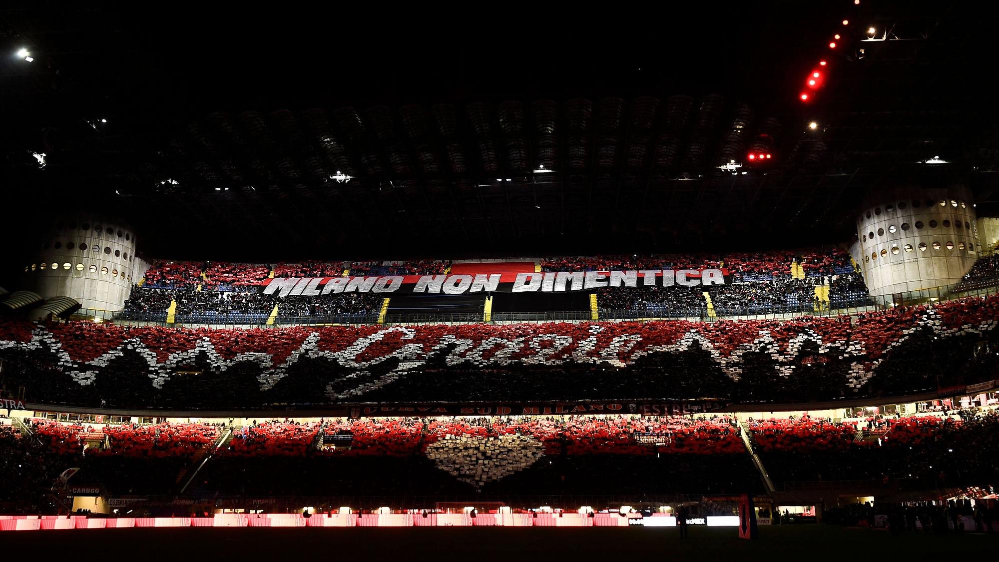 Die Südkurve der AC Mailand zeigt die Choreo gegen Inter.