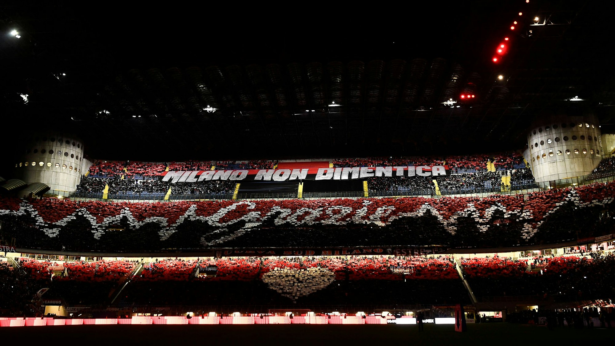 Die Südkurve der AC Mailand zeigt die Choreo gegen Inter.