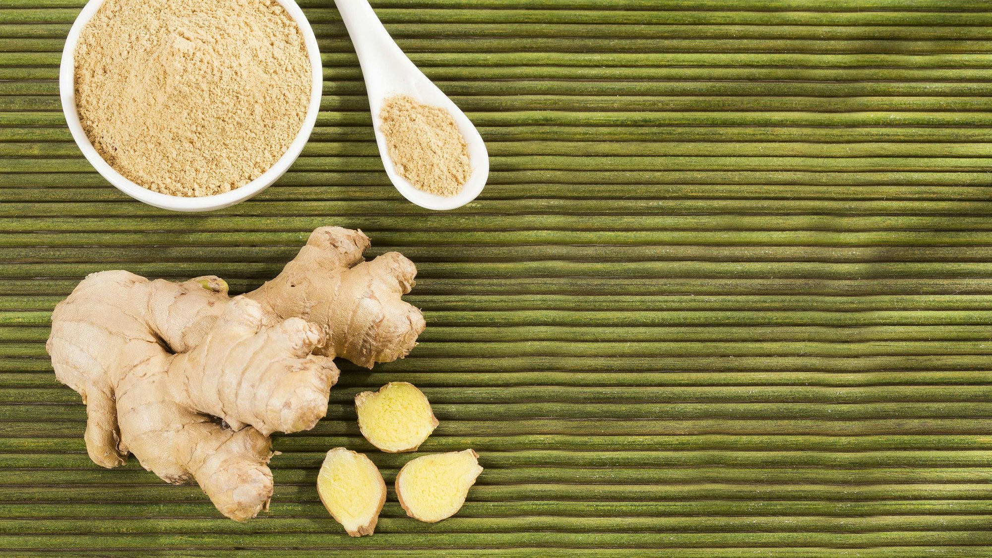 Viele trinken regelmäßig Ingwer-Shots. Doch was steckt dahinter? Und welche Marke hat im Test am besten abgeschnitten? Auf dem Symbolfoto (aufgenommen am 13. November 2018) sieht man eine Ingwerknolle und eine Schüssel voller Pulver. Daneben liegt ein Löffel.