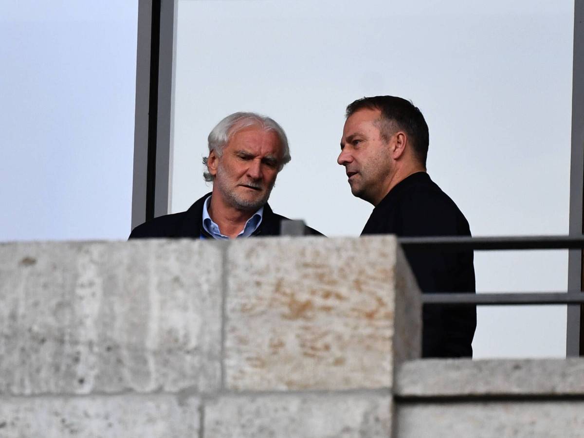 Bayer Leverkusens Geschäftsführer Rudi Völler spricht mit Bundestrainer Hansi Flick auf der Tribüne.